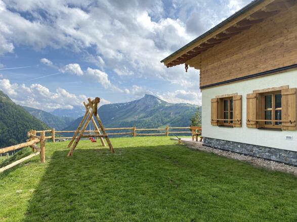 Vor der Hütte