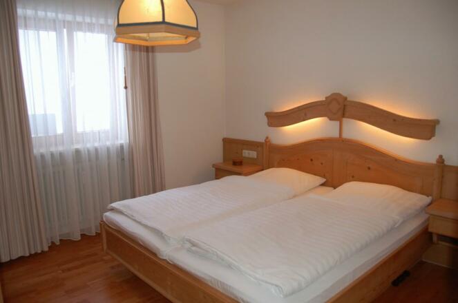 Schlafzimmer mit Doppelbett