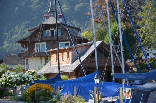 Bootshütte und Villa