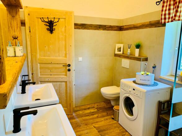 Badezimmer mit Waschmaschine