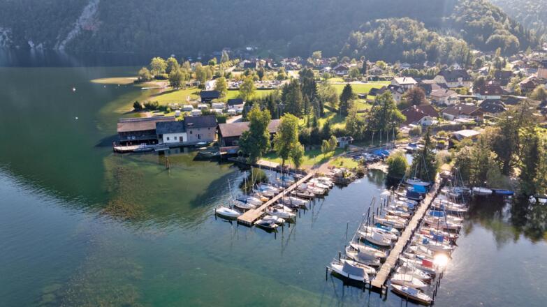 Traunsee mit Hafen der Villa Schrötter