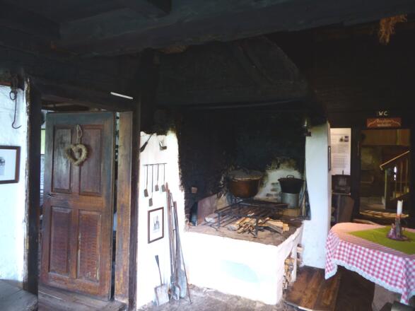 Die offene Feuerstelle (ohne Kamin!) war zugleich der einzige Koch- und Wärmeplatz im Rauchhaus.