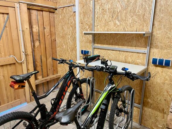 Abstellraum für eure Räder mit Lademöglichkeit E-Bike