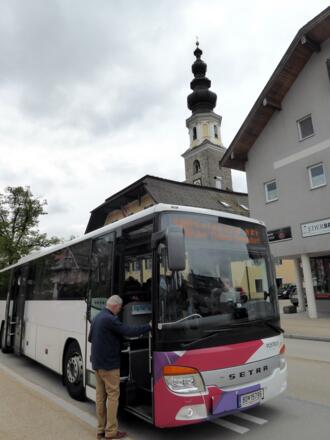 Pünktlich fährt der Bus 140 zur Haltestelle Thalgau Ortsmitte.