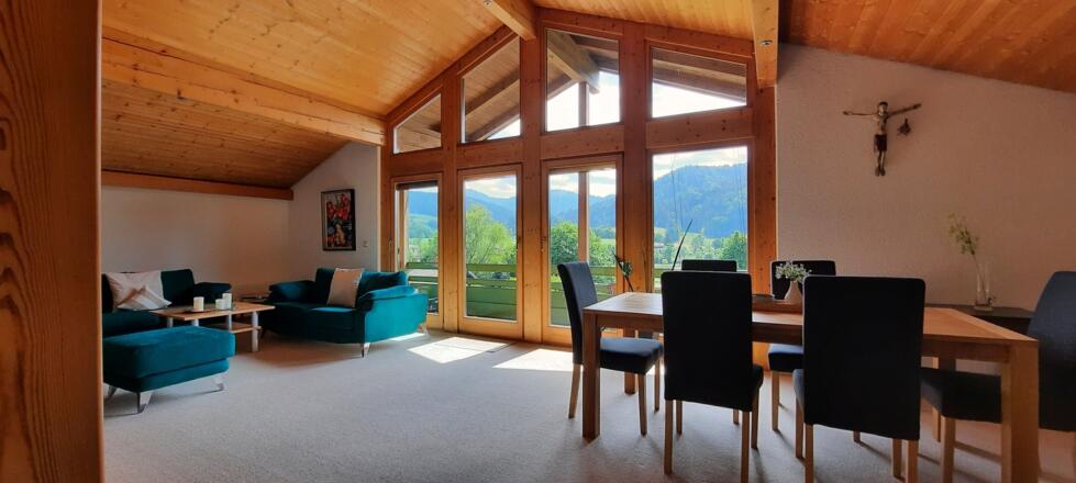 Fensterfront im Wohnraum mit Balkon