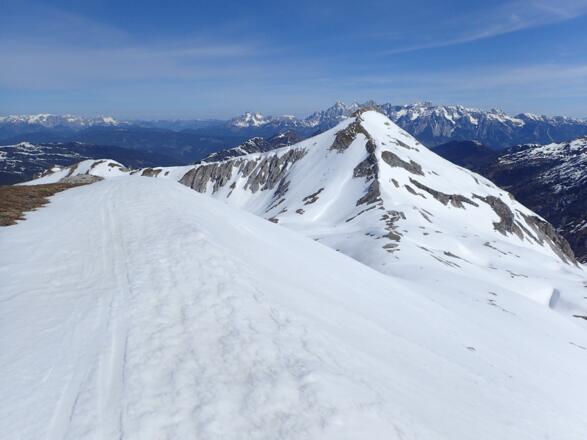 Im Hintergrund Dachsteinmassiv, links Tennengebirge