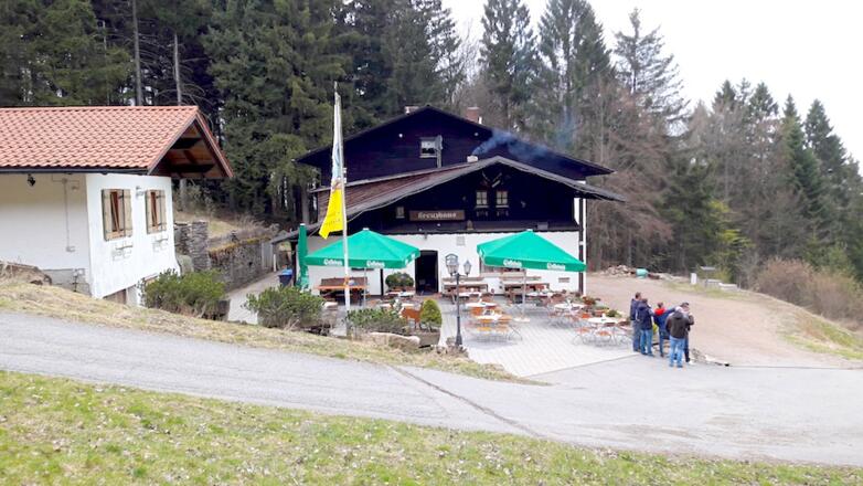 Kreuzhaus mit Terrasse