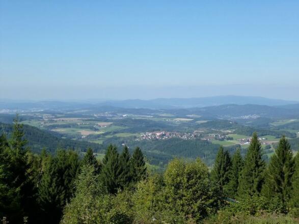 Fernsicht nach Nord/Ost von der Kreuzhaus-Terrasse