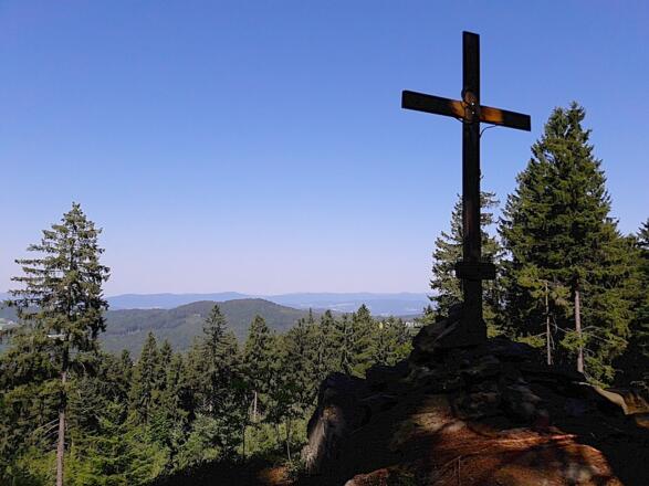 Gipfelkreuz mit Arberblick am Hadriwa-Höhenweg