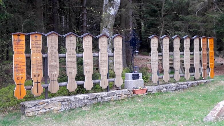 Riedernkreuz mit Totenbrettgruppe