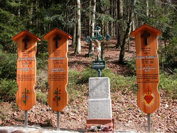 Totenbrettgruppe beim Weiler Mitterberg