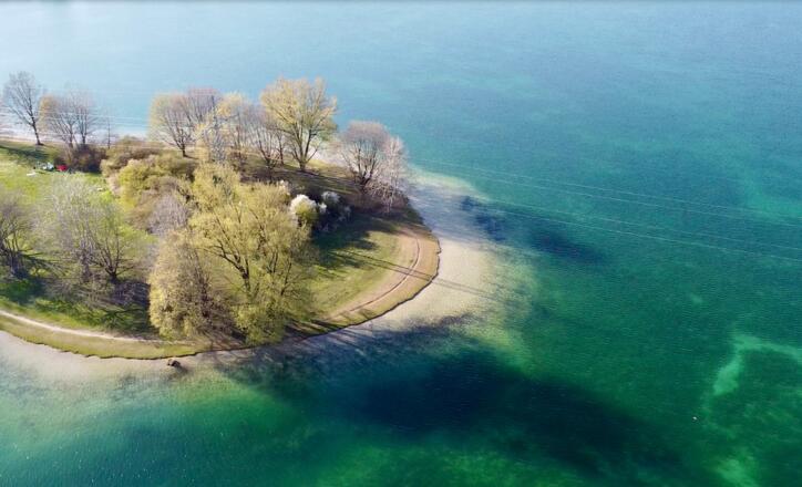 Türkises Wasser sorgt für Karibikstimmung am Feringasee