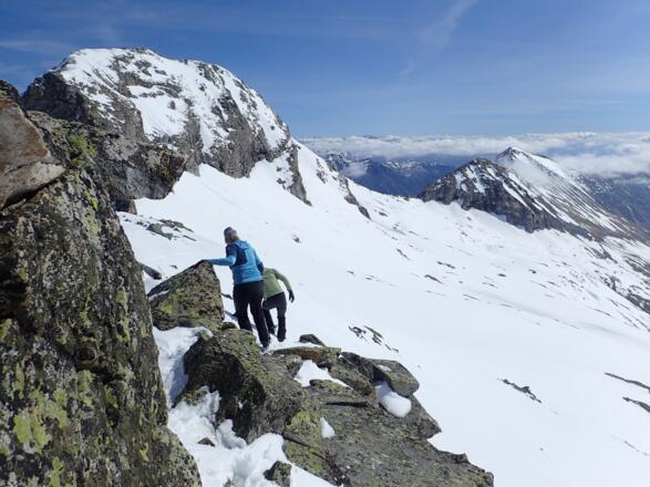 Abstieg vom Felskopf, dahinter Kesselwand, rechts Schurfspitze und Oblitzen