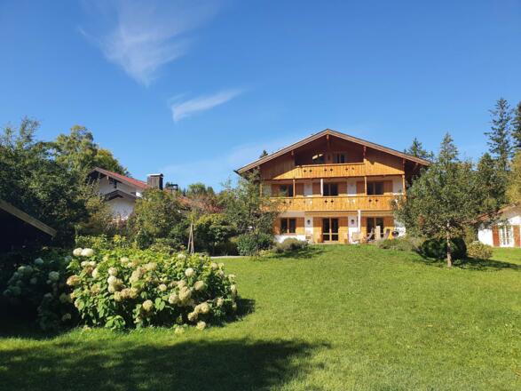 Hausansicht mit Garten