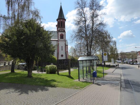 Kirche und Bushaltestelle Hofbieber-Mitte
