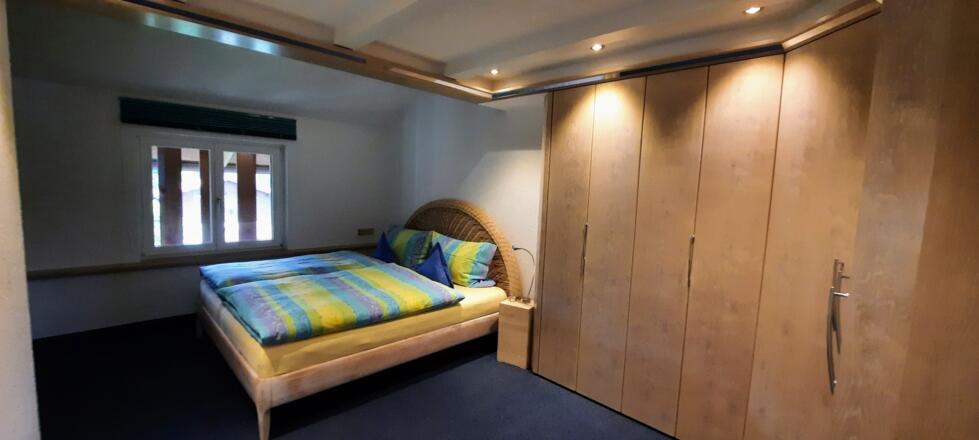 Schlafzimmer mit Doppelbett