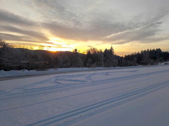 Frisch gespurte Loipe beim Sonnenaufgang