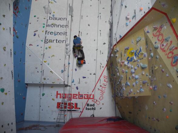 Routensetzer in der Kletterhalle - die Routen werden ständig erneuert.
