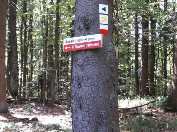 Begleitende Wegmarkierung