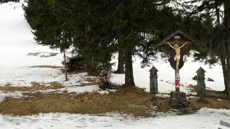 Feldkreuz mit Totenbrettern am Wegrand
