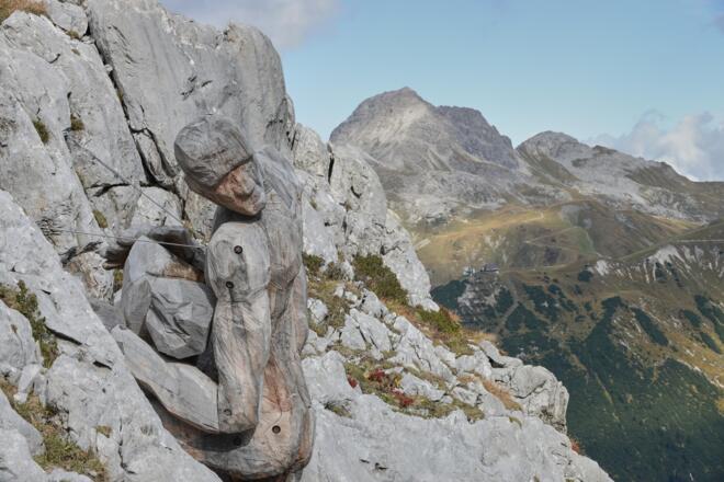 Riese wacht über die Bewohner des Biwaks