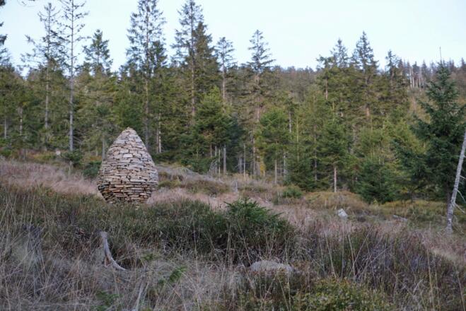 Kunst-Steinmann neben dem Weg zum Lohberger Steindel
