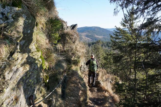 Seilgesicherte Passage am Beginn des Osser-Grenzkammes