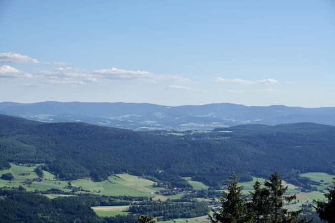Panorama vom Kleinen Riedelstein mit Viechtach in der Bildmitte