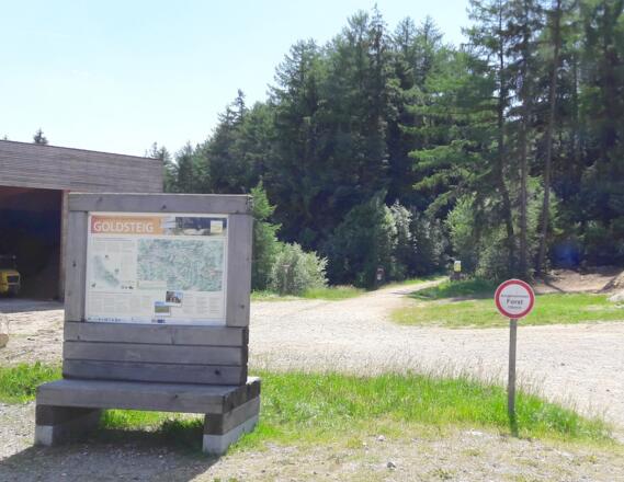 Tourstart bei der Goldsteig-Wandertafel