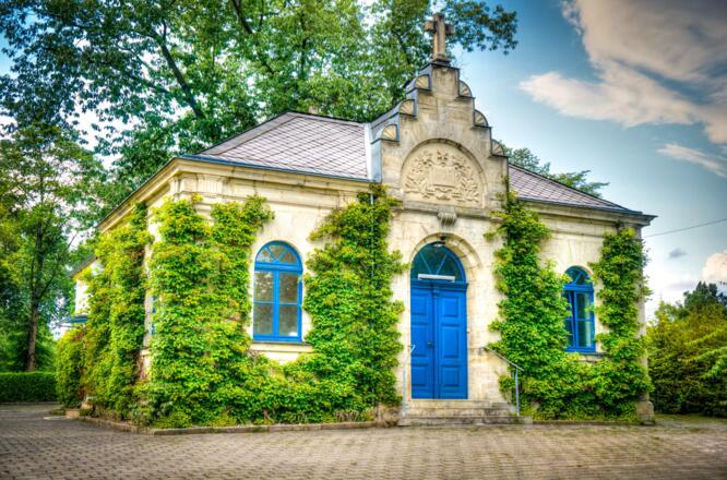 Trauerhalle auf dem Friedhof - Auferstehungskirche - Neustadt bei Coburg