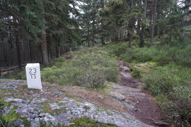Beim Grenzstein 23/13 zweigt ein Steiglein zur Felsgruppe mit Gipfelkreuz beim Sesselplatz