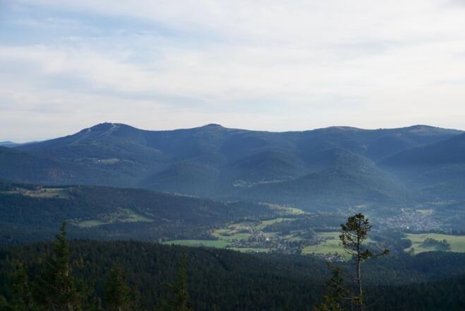 Blick zum Großen und Kleinen Arber, Enzian und Heugstatt - im Tal Lohberg und Lohberghütte