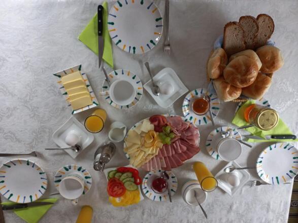 schön gedeckter Frühstücktisch