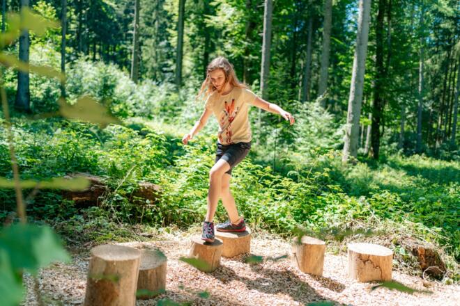 Bewegungsspiel auf dem MounTeens Detektivweg