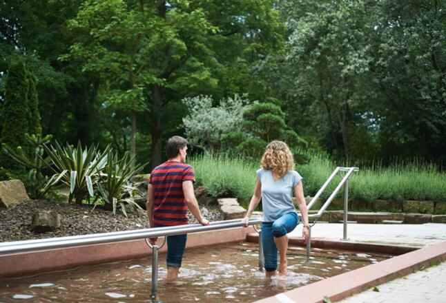 Wassertreten in der mediterranen Kneipp-Landschaft | Bad Kissingen