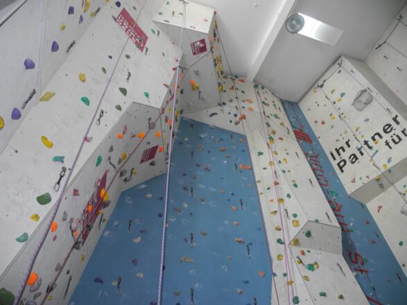 Bei einer Hallenhöhe von bis zu 14,5m gibt es 300m2 Kletterfläche.