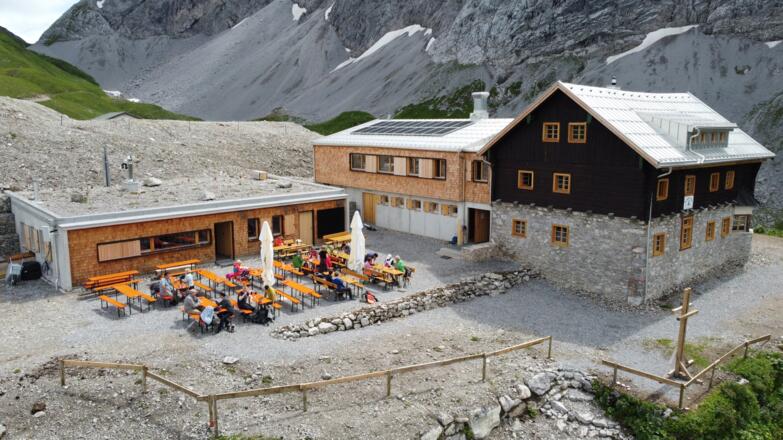Die Anhalter Hütte mit großer Hüttenterrasse
