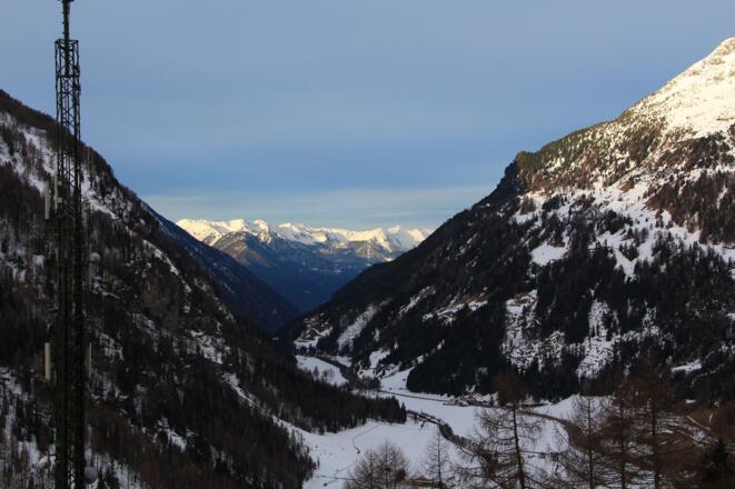 Blick vom Koflerhof hinunter in den Talboden von Rein