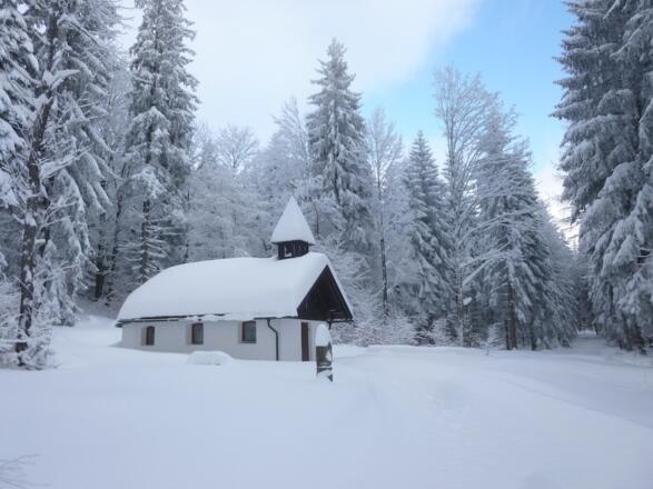 Steigerfelskapelle rechts des Weges