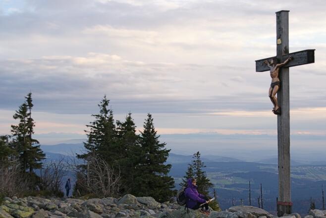 Lusen-Gipfelkreuz mit Blick in die Alpen