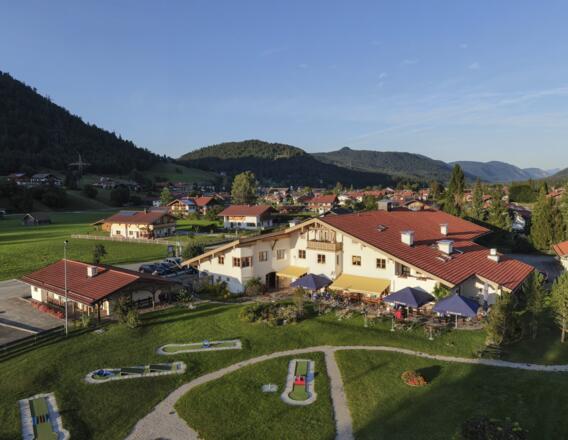 Haus des Gastes in Wallgau mit der Minigolfanlage