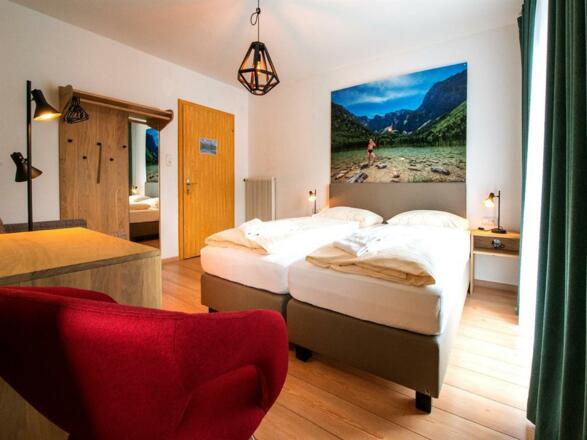 modernes-doppelzimmer-zum-relaxen-und-erholen