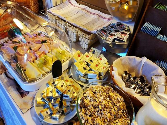 reichhaltiges-fruehstuecksbuffet