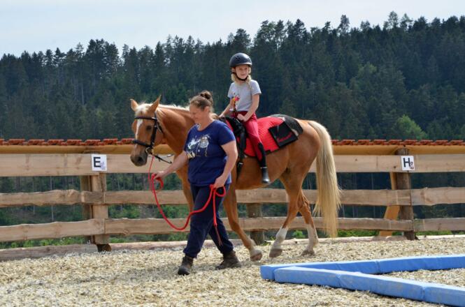 Anglika mit Pferd und Kind