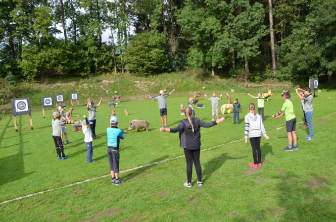 Bogensportgruppe beim Aufwärmen