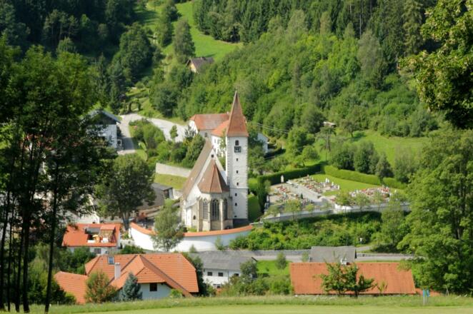 Pfarrkirche im Ort Hirschbach