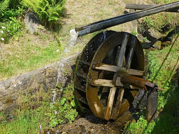Wasserrad am Weg zum Kurpark St. Englmar