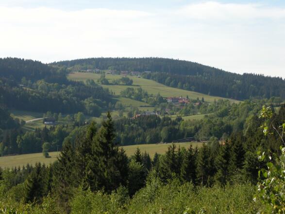 Blick von Hof nach Grün und Maibrunn