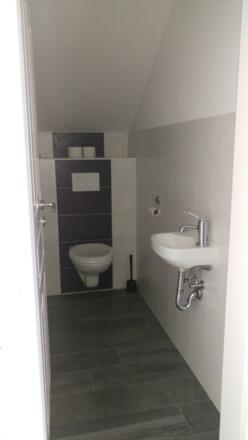 WC mit Waschbecken