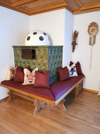 Wohnzimmer Kachelofen